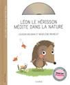 Léon le hérisson médite dans la nature
